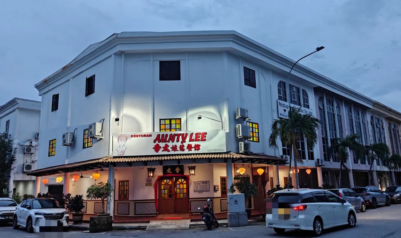 Restoran Aunty Lee at dusk, corner of Jalan Melaka Raya