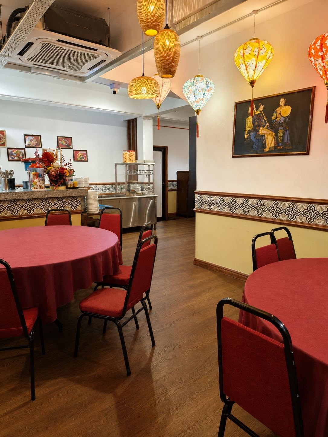 Dining room with lanterns and round tables