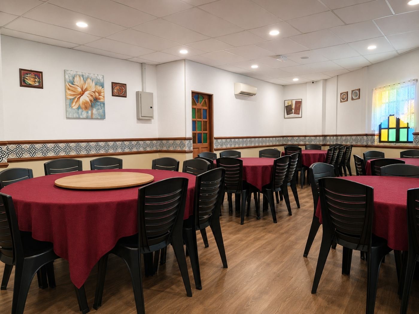 Round tables with lazy susan in the upstairs room